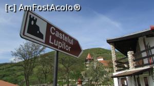 [P09] Atenție! Nu vă lăsați păcăliți! . Indicatorul nu te duce către nici un fel de monument istoric (deși așa pare), ci spre un banal hotel-restaurant!!!  » foto by Miriam
 - 
<span class="allrVoted glyphicon glyphicon-heart hidden" id="av731558"></span>
<a class="m-l-10 hidden" id="sv731558" onclick="voting_Foto_DelVot(,731558,4346)" role="button">șterge vot <span class="glyphicon glyphicon-remove"></span></a>
<a id="v9731558" class=" c-red"  onclick="voting_Foto_SetVot(731558)" role="button"><span class="glyphicon glyphicon-heart-empty"></span> <b>LIKE</b> = Votează poza</a> <img class="hidden"  id="f731558W9" src="/imagini/loader.gif" border="0" /><span class="AjErrMes hidden" id="e731558ErM"></span>