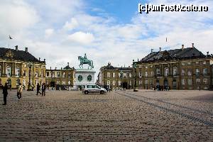 [P24] Piata Palatului Amalienborg » foto by DOINITA
 - 
<span class="allrVoted glyphicon glyphicon-heart hidden" id="av631552"></span>
<a class="m-l-10 hidden" id="sv631552" onclick="voting_Foto_DelVot(,631552,4424)" role="button">șterge vot <span class="glyphicon glyphicon-remove"></span></a>
<a id="v9631552" class=" c-red"  onclick="voting_Foto_SetVot(631552)" role="button"><span class="glyphicon glyphicon-heart-empty"></span> <b>LIKE</b> = Votează poza</a> <img class="hidden"  id="f631552W9" src="/imagini/loader.gif" border="0" /><span class="AjErrMes hidden" id="e631552ErM"></span>