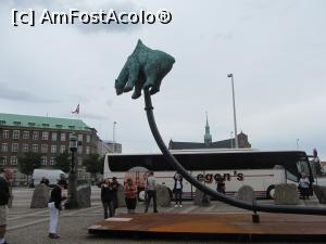 [P05] Acest urs din fața Palatului Christiansborg atrage atenția asupra încălzirii globale.  » foto by Aurici
 - 
<span class="allrVoted glyphicon glyphicon-heart hidden" id="av792238"></span>
<a class="m-l-10 hidden" id="sv792238" onclick="voting_Foto_DelVot(,792238,4424)" role="button">șterge vot <span class="glyphicon glyphicon-remove"></span></a>
<a id="v9792238" class=" c-red"  onclick="voting_Foto_SetVot(792238)" role="button"><span class="glyphicon glyphicon-heart-empty"></span> <b>LIKE</b> = Votează poza</a> <img class="hidden"  id="f792238W9" src="/imagini/loader.gif" border="0" /><span class="AjErrMes hidden" id="e792238ErM"></span>