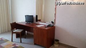 [P02] In camera exista TV (nu stiu daca exista posturi romanesti, nu ne-am uitat prea mult le el) si un minifrigider in care sunt 2 sticle cu apa de 0,5 l.  » foto by cielodellasera
 - 
<span class="allrVoted glyphicon glyphicon-heart hidden" id="av615415"></span>
<a class="m-l-10 hidden" id="sv615415" onclick="voting_Foto_DelVot(,615415,4490)" role="button">șterge vot <span class="glyphicon glyphicon-remove"></span></a>
<a id="v9615415" class=" c-red"  onclick="voting_Foto_SetVot(615415)" role="button"><span class="glyphicon glyphicon-heart-empty"></span> <b>LIKE</b> = Votează poza</a> <img class="hidden"  id="f615415W9" src="/imagini/loader.gif" border="0" /><span class="AjErrMes hidden" id="e615415ErM"></span>