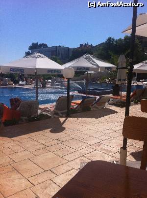 [P01] Aceasta este o poza cu vedere de la iesirea din restaurantul hotelului catre piscina exterioara. 
Aici gasiti cateva sezlonguri cu umbrele (unele sunt rupte)  » foto by Roxunika
 - 
<span class="allrVoted glyphicon glyphicon-heart hidden" id="av524038"></span>
<a class="m-l-10 hidden" id="sv524038" onclick="voting_Foto_DelVot(,524038,4490)" role="button">șterge vot <span class="glyphicon glyphicon-remove"></span></a>
<a id="v9524038" class=" c-red"  onclick="voting_Foto_SetVot(524038)" role="button"><span class="glyphicon glyphicon-heart-empty"></span> <b>LIKE</b> = Votează poza</a> <img class="hidden"  id="f524038W9" src="/imagini/loader.gif" border="0" /><span class="AjErrMes hidden" id="e524038ErM"></span>