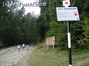 [P08] Observăm marcajul către cascada Urlătoarea, dar și faptul că acest frumos traseu este foarte circulat. Foarte bine, abia nu ne mai este frică de urși!  » foto by Floryn81
 - 
<span class="allrVoted glyphicon glyphicon-heart hidden" id="av792658"></span>
<a class="m-l-10 hidden" id="sv792658" onclick="voting_Foto_DelVot(,792658,4537)" role="button">șterge vot <span class="glyphicon glyphicon-remove"></span></a>
<a id="v9792658" class=" c-red"  onclick="voting_Foto_SetVot(792658)" role="button"><span class="glyphicon glyphicon-heart-empty"></span> <b>LIKE</b> = Votează poza</a> <img class="hidden"  id="f792658W9" src="/imagini/loader.gif" border="0" /><span class="AjErrMes hidden" id="e792658ErM"></span>
