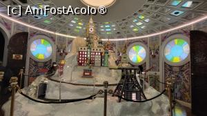 [P42] ,,Studio Job Wunderkammer” este o incapere circulara, decorata cu oglinzi si vitralii, in mijlocul careia se afla un munte alb. Ajungand la o altitudine de cinci metri, varful este acoperit cu un strat alb de cristale stralucitoare ce imita zapada. O locomotiva electrica anima muntele, serpuind de-a lungul liniei de tren ce trece prin tuneluri pe langa cladiri si monumente emblematice, precum Statuia Libertatii din New York, Big Ben din Londra, sculptura lui David de Michelangelo și chiar Gara Centrala din Anvers. Unele sunt imbracate in bronz si aurite cu aur de 24 de karate, pictate manual cu detalii bogate. » foto by geani anto
 - 
<span class="allrVoted glyphicon glyphicon-heart hidden" id="av1420498"></span>
<a class="m-l-10 hidden" id="sv1420498" onclick="voting_Foto_DelVot(,1420498,4541)" role="button">șterge vot <span class="glyphicon glyphicon-remove"></span></a>
<a id="v91420498" class=" c-red"  onclick="voting_Foto_SetVot(1420498)" role="button"><span class="glyphicon glyphicon-heart-empty"></span> <b>LIKE</b> = Votează poza</a> <img class="hidden"  id="f1420498W9" src="/imagini/loader.gif" border="0" /><span class="AjErrMes hidden" id="e1420498ErM"></span>