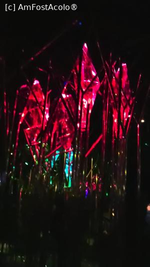 [P44] ,,Eden” este o padure, dar nu una obisnuita, vizitatorii intrand in ea pe intuneric, urmand o poteca ce serpuieste printre structuri de alama lustruita si pietre sub forma unor cristale mari luminate in diverse culori, care se reflecta in oglinzi care par a te conduce printr-un labirint. » foto by geani anto
 - 
<span class="allrVoted glyphicon glyphicon-heart hidden" id="av1420500"></span>
<a class="m-l-10 hidden" id="sv1420500" onclick="voting_Foto_DelVot(,1420500,4541)" role="button">șterge vot <span class="glyphicon glyphicon-remove"></span></a>
<a id="v91420500" class=" c-red"  onclick="voting_Foto_SetVot(1420500)" role="button"><span class="glyphicon glyphicon-heart-empty"></span> <b>LIKE</b> = Votează poza</a> <img class="hidden"  id="f1420500W9" src="/imagini/loader.gif" border="0" /><span class="AjErrMes hidden" id="e1420500ErM"></span>