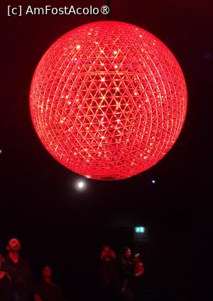 [P53] „El Sol”, format din 2.880 de cristale Swarovski personalizate, in centru aflandu-se o sfera de LED-uri, a caror lumina este divizata de fatetele interioare ale cristalelor taiate precis, astfel incat sa creeze o suprafata dinamica care aminteste de soare. » foto by geani anto
 - 
<span class="allrVoted glyphicon glyphicon-heart hidden" id="av1420509"></span>
<a class="m-l-10 hidden" id="sv1420509" onclick="voting_Foto_DelVot(,1420509,4541)" role="button">șterge vot <span class="glyphicon glyphicon-remove"></span></a>
<a id="v91420509" class=" c-red"  onclick="voting_Foto_SetVot(1420509)" role="button"><span class="glyphicon glyphicon-heart-empty"></span> <b>LIKE</b> = Votează poza</a> <img class="hidden"  id="f1420509W9" src="/imagini/loader.gif" border="0" /><span class="AjErrMes hidden" id="e1420509ErM"></span>