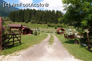 [P13] Vedere din gradina mirifica din spatele pensiunii (3)  » foto by a_vlad2009
 - 
<span class="allrVoted glyphicon glyphicon-heart hidden" id="av890788"></span>
<a class="m-l-10 hidden" id="sv890788" onclick="voting_Foto_DelVot(,890788,4548)" role="button">șterge vot <span class="glyphicon glyphicon-remove"></span></a>
<a id="v9890788" class=" c-red"  onclick="voting_Foto_SetVot(890788)" role="button"><span class="glyphicon glyphicon-heart-empty"></span> <b>LIKE</b> = Votează poza</a> <img class="hidden"  id="f890788W9" src="/imagini/loader.gif" border="0" /><span class="AjErrMes hidden" id="e890788ErM"></span>