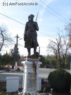 [P23] Vânătorul din 1877 - monument în centrul localității Potlogi.  » foto by tata123 🔱
 - 
<span class="allrVoted glyphicon glyphicon-heart hidden" id="av813440"></span>
<a class="m-l-10 hidden" id="sv813440" onclick="voting_Foto_DelVot(,813440,4638)" role="button">șterge vot <span class="glyphicon glyphicon-remove"></span></a>
<a id="v9813440" class=" c-red"  onclick="voting_Foto_SetVot(813440)" role="button"><span class="glyphicon glyphicon-heart-empty"></span> <b>LIKE</b> = Votează poza</a> <img class="hidden"  id="f813440W9" src="/imagini/loader.gif" border="0" /><span class="AjErrMes hidden" id="e813440ErM"></span>