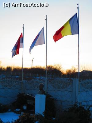 [P09] Bustul maiorului în curtea bisericii din Clejani.  » foto by tata123 🔱
 - 
<span class="allrVoted glyphicon glyphicon-heart hidden" id="av855848"></span>
<a class="m-l-10 hidden" id="sv855848" onclick="voting_Foto_DelVot(,855848,4638)" role="button">șterge vot <span class="glyphicon glyphicon-remove"></span></a>
<a id="v9855848" class=" c-red"  onclick="voting_Foto_SetVot(855848)" role="button"><span class="glyphicon glyphicon-heart-empty"></span> <b>LIKE</b> = Votează poza</a> <img class="hidden"  id="f855848W9" src="/imagini/loader.gif" border="0" /><span class="AjErrMes hidden" id="e855848ErM"></span>