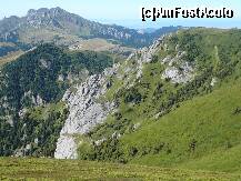 [P14] Abruptul vestic al culmii Gropsoarele. In dreapta se pot vedea cele doua foste statii seismice iar in fundal, Cetatea Tigailor si varful Ciucas » foto by Claudiu U.
 - 
<span class="allrVoted glyphicon glyphicon-heart hidden" id="av274971"></span>
<a class="m-l-10 hidden" id="sv274971" onclick="voting_Foto_DelVot(,274971,4696)" role="button">șterge vot <span class="glyphicon glyphicon-remove"></span></a>
<a id="v9274971" class=" c-red"  onclick="voting_Foto_SetVot(274971)" role="button"><span class="glyphicon glyphicon-heart-empty"></span> <b>LIKE</b> = Votează poza</a> <img class="hidden"  id="f274971W9" src="/imagini/loader.gif" border="0" /><span class="AjErrMes hidden" id="e274971ErM"></span>