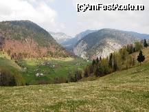 [P25] sat Magura - zona Curmatura, Prapastiile Zarnestilor; in perspectiva vf. Ascutit. » foto by cc_iordachescu
 - 
<span class="allrVoted glyphicon glyphicon-heart hidden" id="av45063"></span>
<a class="m-l-10 hidden" id="sv45063" onclick="voting_Foto_DelVot(,45063,4764)" role="button">șterge vot <span class="glyphicon glyphicon-remove"></span></a>
<a id="v945063" class=" c-red"  onclick="voting_Foto_SetVot(45063)" role="button"><span class="glyphicon glyphicon-heart-empty"></span> <b>LIKE</b> = Votează poza</a> <img class="hidden"  id="f45063W9" src="/imagini/loader.gif" border="0" /><span class="AjErrMes hidden" id="e45063ErM"></span>