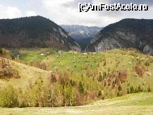 [P28] sat Pestera in mai - zona centrala privita din sud; in perspectiva, Curmatura din Piatra Craiului. » foto by cc_iordachescu
 - 
<span class="allrVoted glyphicon glyphicon-heart hidden" id="av45069"></span>
<a class="m-l-10 hidden" id="sv45069" onclick="voting_Foto_DelVot(,45069,4764)" role="button">șterge vot <span class="glyphicon glyphicon-remove"></span></a>
<a id="v945069" class=" c-red"  onclick="voting_Foto_SetVot(45069)" role="button"><span class="glyphicon glyphicon-heart-empty"></span> <b>LIKE</b> = Votează poza</a> <img class="hidden"  id="f45069W9" src="/imagini/loader.gif" border="0" /><span class="AjErrMes hidden" id="e45069ErM"></span>