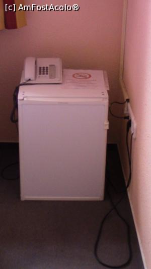 [P11] Minibarul și deasupra telefonul.  » foto by ovidiuyepi
 - 
<span class="allrVoted glyphicon glyphicon-heart hidden" id="av891116"></span>
<a class="m-l-10 hidden" id="sv891116" onclick="voting_Foto_DelVot(,891116,4771)" role="button">șterge vot <span class="glyphicon glyphicon-remove"></span></a>
<a id="v9891116" class=" c-red"  onclick="voting_Foto_SetVot(891116)" role="button"><span class="glyphicon glyphicon-heart-empty"></span> <b>LIKE</b> = Votează poza</a> <img class="hidden"  id="f891116W9" src="/imagini/loader.gif" border="0" /><span class="AjErrMes hidden" id="e891116ErM"></span>
