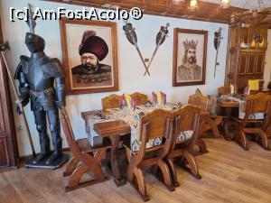 [P23] Mese si scaune din lemn masiv, grinzi placate cu lambriuri, tablori cu domnitori, sabii de panoplie si armura completa in restaurant, la etaj » foto by silvia tudoran
 - 
<span class="allrVoted glyphicon glyphicon-heart hidden" id="av1247016"></span>
<a class="m-l-10 hidden" id="sv1247016" onclick="voting_Foto_DelVot(,1247016,4795)" role="button">șterge vot <span class="glyphicon glyphicon-remove"></span></a>
<a id="v91247016" class=" c-red"  onclick="voting_Foto_SetVot(1247016)" role="button"><span class="glyphicon glyphicon-heart-empty"></span> <b>LIKE</b> = Votează poza</a> <img class="hidden"  id="f1247016W9" src="/imagini/loader.gif" border="0" /><span class="AjErrMes hidden" id="e1247016ErM"></span>