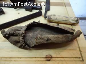 [P19] Opincă din piele de porc - muzeu „Casa cu blazoane”.  » foto by tata123 🔱
 - 
<span class="allrVoted glyphicon glyphicon-heart hidden" id="av1047616"></span>
<a class="m-l-10 hidden" id="sv1047616" onclick="voting_Foto_DelVot(,1047616,4816)" role="button">șterge vot <span class="glyphicon glyphicon-remove"></span></a>
<a id="v91047616" class=" c-red"  onclick="voting_Foto_SetVot(1047616)" role="button"><span class="glyphicon glyphicon-heart-empty"></span> <b>LIKE</b> = Votează poza</a> <img class="hidden"  id="f1047616W9" src="/imagini/loader.gif" border="0" /><span class="AjErrMes hidden" id="e1047616ErM"></span>