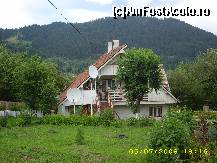 [P01] pensiunea Iuliana - comuna Ceahlau vedere din fata, in spatele casei este lacul » foto by zangela69
 - 
<span class="allrVoted glyphicon glyphicon-heart hidden" id="av46275"></span>
<a class="m-l-10 hidden" id="sv46275" onclick="voting_Foto_DelVot(,46275,4828)" role="button">șterge vot <span class="glyphicon glyphicon-remove"></span></a>
<a id="v946275" class=" c-red"  onclick="voting_Foto_SetVot(46275)" role="button"><span class="glyphicon glyphicon-heart-empty"></span> <b>LIKE</b> = Votează poza</a> <img class="hidden"  id="f46275W9" src="/imagini/loader.gif" border="0" /><span class="AjErrMes hidden" id="e46275ErM"></span>