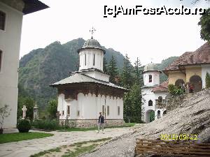 [P05] Interiocul Mânăstirii - biserica veche.  » foto by purcelul*
 - 
<span class="allrVoted glyphicon glyphicon-heart hidden" id="av680006"></span>
<a class="m-l-10 hidden" id="sv680006" onclick="voting_Foto_DelVot(,680006,4859)" role="button">șterge vot <span class="glyphicon glyphicon-remove"></span></a>
<a id="v9680006" class=" c-red"  onclick="voting_Foto_SetVot(680006)" role="button"><span class="glyphicon glyphicon-heart-empty"></span> <b>LIKE</b> = Votează poza</a> <img class="hidden"  id="f680006W9" src="/imagini/loader.gif" border="0" /><span class="AjErrMes hidden" id="e680006ErM"></span>