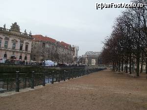 [P04] Pe aceeaşi insulă a muzeelor, vedere în jos pe cheiul râului, spre Muzeul de Artă (în spatele pomilor, spre dreapta).  » foto by diacrys*
 - 
<span class="allrVoted glyphicon glyphicon-heart hidden" id="av605101"></span>
<a class="m-l-10 hidden" id="sv605101" onclick="voting_Foto_DelVot(,605101,4900)" role="button">șterge vot <span class="glyphicon glyphicon-remove"></span></a>
<a id="v9605101" class=" c-red"  onclick="voting_Foto_SetVot(605101)" role="button"><span class="glyphicon glyphicon-heart-empty"></span> <b>LIKE</b> = Votează poza</a> <img class="hidden"  id="f605101W9" src="/imagini/loader.gif" border="0" /><span class="AjErrMes hidden" id="e605101ErM"></span>