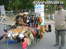 [P15] suveniruri de trista amintire in fata domului » foto by zenobia*
 - 
<span class="allrVoted glyphicon glyphicon-heart hidden" id="av48641"></span>
<a class="m-l-10 hidden" id="sv48641" onclick="voting_Foto_DelVot(,48641,4900)" role="button">șterge vot <span class="glyphicon glyphicon-remove"></span></a>
<a id="v948641" class=" c-red"  onclick="voting_Foto_SetVot(48641)" role="button"><span class="glyphicon glyphicon-heart-empty"></span> <b>LIKE</b> = Votează poza</a> <img class="hidden"  id="f48641W9" src="/imagini/loader.gif" border="0" /><span class="AjErrMes hidden" id="e48641ErM"></span>