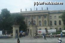[P07] Intrarea in curtea Universitatii Humboldt din Berlin » foto by ileanaxperta*
 - 
<span class="allrVoted glyphicon glyphicon-heart hidden" id="av211719"></span>
<a class="m-l-10 hidden" id="sv211719" onclick="voting_Foto_DelVot(,211719,4900)" role="button">șterge vot <span class="glyphicon glyphicon-remove"></span></a>
<a id="v9211719" class=" c-red"  onclick="voting_Foto_SetVot(211719)" role="button"><span class="glyphicon glyphicon-heart-empty"></span> <b>LIKE</b> = Votează poza</a> <img class="hidden"  id="f211719W9" src="/imagini/loader.gif" border="0" /><span class="AjErrMes hidden" id="e211719ErM"></span>