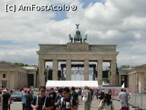 [P38] Poarta Brandenburg - se vede cât este de sufocată din păcate » foto by RoxanaGRS
 - 
<span class="allrVoted glyphicon glyphicon-heart hidden" id="av1093699"></span>
<a class="m-l-10 hidden" id="sv1093699" onclick="voting_Foto_DelVot(,1093699,4900)" role="button">șterge vot <span class="glyphicon glyphicon-remove"></span></a>
<a id="v91093699" class=" c-red"  onclick="voting_Foto_SetVot(1093699)" role="button"><span class="glyphicon glyphicon-heart-empty"></span> <b>LIKE</b> = Votează poza</a> <img class="hidden"  id="f1093699W9" src="/imagini/loader.gif" border="0" /><span class="AjErrMes hidden" id="e1093699ErM"></span>