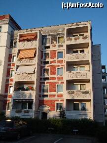 [P26] Cartierul Hellersdorf din Berlin : priviți cât de vii par picturile de pe mijlocul fațadei ! Nici nu ai bănui că ferestrele și persoanele de pe partea stângă a zonei centrale sunt doar desene.. » foto by mariana.olaru
 - 
<span class="allrVoted glyphicon glyphicon-heart hidden" id="av162055"></span>
<a class="m-l-10 hidden" id="sv162055" onclick="voting_Foto_DelVot(,162055,4900)" role="button">șterge vot <span class="glyphicon glyphicon-remove"></span></a>
<a id="v9162055" class=" c-red"  onclick="voting_Foto_SetVot(162055)" role="button"><span class="glyphicon glyphicon-heart-empty"></span> <b>LIKE</b> = Votează poza</a> <img class="hidden"  id="f162055W9" src="/imagini/loader.gif" border="0" /><span class="AjErrMes hidden" id="e162055ErM"></span>