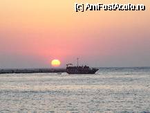 [P03] Un apus in Kusadasi si o plimbare pe mare... » foto by ileanaxperta*
 - 
<span class="allrVoted glyphicon glyphicon-heart hidden" id="av49432"></span>
<a class="m-l-10 hidden" id="sv49432" onclick="voting_Foto_DelVot(,49432,4942)" role="button">șterge vot <span class="glyphicon glyphicon-remove"></span></a>
<a id="v949432" class=" c-red"  onclick="voting_Foto_SetVot(49432)" role="button"><span class="glyphicon glyphicon-heart-empty"></span> <b>LIKE</b> = Votează poza</a> <img class="hidden"  id="f49432W9" src="/imagini/loader.gif" border="0" /><span class="AjErrMes hidden" id="e49432ErM"></span>