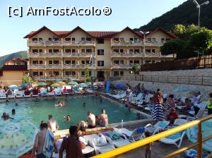 [P12] Piscina (pe zi) de la Hotel Casa Romaneasca. In stanga corpul A (cu doar doua etaje), in dreapta corpul B (mai nou, dar care are doar camere duble). » foto by ascent
 - 
<span class="allrVoted glyphicon glyphicon-heart hidden" id="av1003457"></span>
<a class="m-l-10 hidden" id="sv1003457" onclick="voting_Foto_DelVot(,1003457,5065)" role="button">șterge vot <span class="glyphicon glyphicon-remove"></span></a>
<a id="v91003457" class=" c-red"  onclick="voting_Foto_SetVot(1003457)" role="button"><span class="glyphicon glyphicon-heart-empty"></span> <b>LIKE</b> = Votează poza</a> <img class="hidden"  id="f1003457W9" src="/imagini/loader.gif" border="0" /><span class="AjErrMes hidden" id="e1003457ErM"></span>