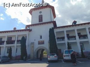 [P04] In fata intrarii in Manastirea Varatec » foto by liviu49
 - 
<span class="allrVoted glyphicon glyphicon-heart hidden" id="av1302644"></span>
<a class="m-l-10 hidden" id="sv1302644" onclick="voting_Foto_DelVot(,1302644,5114)" role="button">șterge vot <span class="glyphicon glyphicon-remove"></span></a>
<a id="v91302644" class=" c-red"  onclick="voting_Foto_SetVot(1302644)" role="button"><span class="glyphicon glyphicon-heart-empty"></span> <b>LIKE</b> = Votează poza</a> <img class="hidden"  id="f1302644W9" src="/imagini/loader.gif" border="0" /><span class="AjErrMes hidden" id="e1302644ErM"></span>