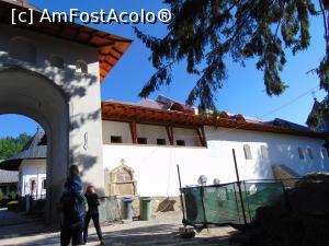 [P03] Portalul de intrare in incinta manastirii . » foto by liviu49
 - 
<span class="allrVoted glyphicon glyphicon-heart hidden" id="av1303152"></span>
<a class="m-l-10 hidden" id="sv1303152" onclick="voting_Foto_DelVot(,1303152,5114)" role="button">șterge vot <span class="glyphicon glyphicon-remove"></span></a>
<a id="v91303152" class=" c-red"  onclick="voting_Foto_SetVot(1303152)" role="button"><span class="glyphicon glyphicon-heart-empty"></span> <b>LIKE</b> = Votează poza</a> <img class="hidden"  id="f1303152W9" src="/imagini/loader.gif" border="0" /><span class="AjErrMes hidden" id="e1303152ErM"></span>