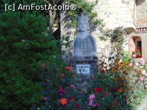 [P13] Statuia lui Petru Rares in curtea manastirii Moldovita . » foto by liviu49
 - 
<span class="allrVoted glyphicon glyphicon-heart hidden" id="av1304838"></span>
<a class="m-l-10 hidden" id="sv1304838" onclick="voting_Foto_DelVot(,1304838,5114)" role="button">șterge vot <span class="glyphicon glyphicon-remove"></span></a>
<a id="v91304838" class=" c-red"  onclick="voting_Foto_SetVot(1304838)" role="button"><span class="glyphicon glyphicon-heart-empty"></span> <b>LIKE</b> = Votează poza</a> <img class="hidden"  id="f1304838W9" src="/imagini/loader.gif" border="0" /><span class="AjErrMes hidden" id="e1304838ErM"></span>
