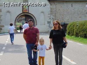 [P34] In fata intrarii in manastirea Putna . » foto by liviu49
 - 
<span class="allrVoted glyphicon glyphicon-heart hidden" id="av1304859"></span>
<a class="m-l-10 hidden" id="sv1304859" onclick="voting_Foto_DelVot(,1304859,5114)" role="button">șterge vot <span class="glyphicon glyphicon-remove"></span></a>
<a id="v91304859" class=" c-red"  onclick="voting_Foto_SetVot(1304859)" role="button"><span class="glyphicon glyphicon-heart-empty"></span> <b>LIKE</b> = Votează poza</a> <img class="hidden"  id="f1304859W9" src="/imagini/loader.gif" border="0" /><span class="AjErrMes hidden" id="e1304859ErM"></span>