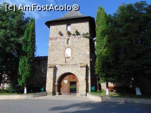 [P04] Intrarea in manastirea Moldovita . » foto by liviu49
 - 
<span class="allrVoted glyphicon glyphicon-heart hidden" id="av1304829"></span>
<a class="m-l-10 hidden" id="sv1304829" onclick="voting_Foto_DelVot(,1304829,5114)" role="button">șterge vot <span class="glyphicon glyphicon-remove"></span></a>
<a id="v91304829" class=" c-red"  onclick="voting_Foto_SetVot(1304829)" role="button"><span class="glyphicon glyphicon-heart-empty"></span> <b>LIKE</b> = Votează poza</a> <img class="hidden"  id="f1304829W9" src="/imagini/loader.gif" border="0" /><span class="AjErrMes hidden" id="e1304829ErM"></span>