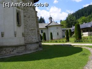 [P08] Vedere spre biserica si interiorul curtii manastirii Putna . » foto by liviu49
 - 
<span class="allrVoted glyphicon glyphicon-heart hidden" id="av1305408"></span>
<a class="m-l-10 hidden" id="sv1305408" onclick="voting_Foto_DelVot(,1305408,5114)" role="button">șterge vot <span class="glyphicon glyphicon-remove"></span></a>
<a id="v91305408" class=" c-red"  onclick="voting_Foto_SetVot(1305408)" role="button"><span class="glyphicon glyphicon-heart-empty"></span> <b>LIKE</b> = Votează poza</a> <img class="hidden"  id="f1305408W9" src="/imagini/loader.gif" border="0" /><span class="AjErrMes hidden" id="e1305408ErM"></span>