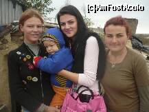 [P11] Trei din membrii familiei ce locuiesc sub pamant in satul Piatra » foto by lavylus*
 - 
<span class="allrVoted glyphicon glyphicon-heart hidden" id="av171710"></span>
<a class="m-l-10 hidden" id="sv171710" onclick="voting_Foto_DelVot(,171710,5136)" role="button">șterge vot <span class="glyphicon glyphicon-remove"></span></a>
<a id="v9171710" class=" c-red"  onclick="voting_Foto_SetVot(171710)" role="button"><span class="glyphicon glyphicon-heart-empty"></span> <b>LIKE</b> = Votează poza</a> <img class="hidden"  id="f171710W9" src="/imagini/loader.gif" border="0" /><span class="AjErrMes hidden" id="e171710ErM"></span>