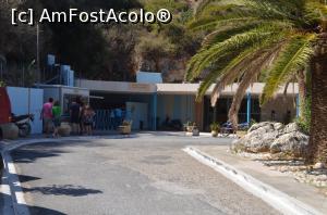 [P01] Intrarea in pestera. In stanga se vede toneta de unde se cumpara biletele, alaturi intrarea si in fata un mic magazin.  » foto by xpac
 - 
<span class="allrVoted glyphicon glyphicon-heart hidden" id="av916953"></span>
<a class="m-l-10 hidden" id="sv916953" onclick="voting_Foto_DelVot(,916953,5137)" role="button">șterge vot <span class="glyphicon glyphicon-remove"></span></a>
<a id="v9916953" class=" c-red"  onclick="voting_Foto_SetVot(916953)" role="button"><span class="glyphicon glyphicon-heart-empty"></span> <b>LIKE</b> = Votează poza</a> <img class="hidden"  id="f916953W9" src="/imagini/loader.gif" border="0" /><span class="AjErrMes hidden" id="e916953ErM"></span>