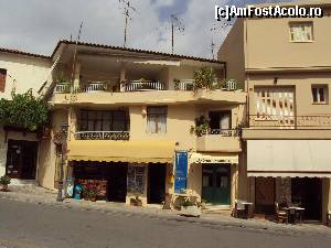 [P38] Case şi minimarketuri în satul Mistras.  » foto by Carmen Ion
 - 
<span class="allrVoted glyphicon glyphicon-heart hidden" id="av688276"></span>
<a class="m-l-10 hidden" id="sv688276" onclick="voting_Foto_DelVot(,688276,5137)" role="button">șterge vot <span class="glyphicon glyphicon-remove"></span></a>
<a id="v9688276" class=" c-red"  onclick="voting_Foto_SetVot(688276)" role="button"><span class="glyphicon glyphicon-heart-empty"></span> <b>LIKE</b> = Votează poza</a> <img class="hidden"  id="f688276W9" src="/imagini/loader.gif" border="0" /><span class="AjErrMes hidden" id="e688276ErM"></span>