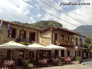[P39] Taverne însirate în piaţeta din micul sat Mistras.  » foto by Carmen Ion
 - 
<span class="allrVoted glyphicon glyphicon-heart hidden" id="av688277"></span>
<a class="m-l-10 hidden" id="sv688277" onclick="voting_Foto_DelVot(,688277,5137)" role="button">șterge vot <span class="glyphicon glyphicon-remove"></span></a>
<a id="v9688277" class=" c-red"  onclick="voting_Foto_SetVot(688277)" role="button"><span class="glyphicon glyphicon-heart-empty"></span> <b>LIKE</b> = Votează poza</a> <img class="hidden"  id="f688277W9" src="/imagini/loader.gif" border="0" /><span class="AjErrMes hidden" id="e688277ErM"></span>