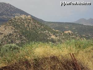 [P04] La ieşirea din satul modern Mistras se vede, pe culmea dealului, cetatea medievală.  » foto by Carmen Ion
 - 
<span class="allrVoted glyphicon glyphicon-heart hidden" id="av688240"></span>
<a class="m-l-10 hidden" id="sv688240" onclick="voting_Foto_DelVot(,688240,5137)" role="button">șterge vot <span class="glyphicon glyphicon-remove"></span></a>
<a id="v9688240" class=" c-red"  onclick="voting_Foto_SetVot(688240)" role="button"><span class="glyphicon glyphicon-heart-empty"></span> <b>LIKE</b> = Votează poza</a> <img class="hidden"  id="f688240W9" src="/imagini/loader.gif" border="0" /><span class="AjErrMes hidden" id="e688240ErM"></span>