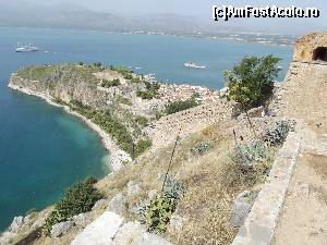 [P43] De la cetatea Palamidi, peninsula pe care se află cetatea Acronafplia şi în depărtare în mare se observă cetatea Bourtzi. Acestea sunt cele trei cetăţi din Nafplio » foto by irinad
 - 
<span class="allrVoted glyphicon glyphicon-heart hidden" id="av669742"></span>
<a class="m-l-10 hidden" id="sv669742" onclick="voting_Foto_DelVot(,669742,5137)" role="button">șterge vot <span class="glyphicon glyphicon-remove"></span></a>
<a id="v9669742" class=" c-red"  onclick="voting_Foto_SetVot(669742)" role="button"><span class="glyphicon glyphicon-heart-empty"></span> <b>LIKE</b> = Votează poza</a> <img class="hidden"  id="f669742W9" src="/imagini/loader.gif" border="0" /><span class="AjErrMes hidden" id="e669742ErM"></span>