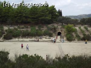 [P19] Stadionul din Nemea: tunelul de acces şi gradena oficială surprinse de pe dealul din faţă » foto by irinad
 - 
<span class="allrVoted glyphicon glyphicon-heart hidden" id="av718673"></span>
<a class="m-l-10 hidden" id="sv718673" onclick="voting_Foto_DelVot(,718673,5137)" role="button">șterge vot <span class="glyphicon glyphicon-remove"></span></a>
<a id="v9718673" class=" c-red"  onclick="voting_Foto_SetVot(718673)" role="button"><span class="glyphicon glyphicon-heart-empty"></span> <b>LIKE</b> = Votează poza</a> <img class="hidden"  id="f718673W9" src="/imagini/loader.gif" border="0" /><span class="AjErrMes hidden" id="e718673ErM"></span>