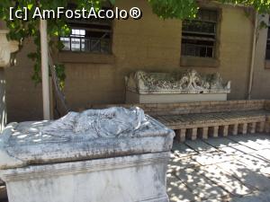 [P48] Sarcofage din curtea Muzeului de Arheologie Corint » foto by irinad
 - 
<span class="allrVoted glyphicon glyphicon-heart hidden" id="av725627"></span>
<a class="m-l-10 hidden" id="sv725627" onclick="voting_Foto_DelVot(,725627,5137)" role="button">șterge vot <span class="glyphicon glyphicon-remove"></span></a>
<a id="v9725627" class=" c-red"  onclick="voting_Foto_SetVot(725627)" role="button"><span class="glyphicon glyphicon-heart-empty"></span> <b>LIKE</b> = Votează poza</a> <img class="hidden"  id="f725627W9" src="/imagini/loader.gif" border="0" /><span class="AjErrMes hidden" id="e725627ErM"></span>