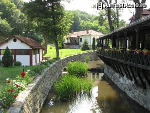 P05 [JUN-2012] Arhiva personala: Statiunea Brestovacka Banja, de langa Bor, este deosebit cocheta. In dreapta, terasa restaurantului „Srpska Kruna” - “Coroana Sarbeasca” (2007) 