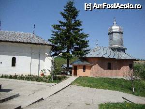 [P13] Două dintre cele trei biserici ale lăcașului de cult, având hramurile ”Izvorul Tămăduirii” și ”Sfinții Arhangheli Mihail și Gavriil”. Ambele construcții sunt declarate ”monument istoric. ” » foto by Floryn81
 - 
<span class="allrVoted glyphicon glyphicon-heart hidden" id="av426884"></span>
<a class="m-l-10 hidden" id="sv426884" onclick="voting_Foto_DelVot(,426884,5177)" role="button">șterge vot <span class="glyphicon glyphicon-remove"></span></a>
<a id="v9426884" class=" c-red"  onclick="voting_Foto_SetVot(426884)" role="button"><span class="glyphicon glyphicon-heart-empty"></span> <b>LIKE</b> = Votează poza</a> <img class="hidden"  id="f426884W9" src="/imagini/loader.gif" border="0" /><span class="AjErrMes hidden" id="e426884ErM"></span>
