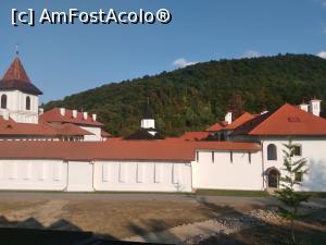 [P06] Academia Sâmbăta - vedere pe geamul camerei de la mansardă » foto by calator2000
 - 
<span class="allrVoted glyphicon glyphicon-heart hidden" id="av1318827"></span>
<a class="m-l-10 hidden" id="sv1318827" onclick="voting_Foto_DelVot(,1318827,5217)" role="button">șterge vot <span class="glyphicon glyphicon-remove"></span></a>
<a id="v91318827" class=" c-red"  onclick="voting_Foto_SetVot(1318827)" role="button"><span class="glyphicon glyphicon-heart-empty"></span> <b>LIKE</b> = Votează poza</a> <img class="hidden"  id="f1318827W9" src="/imagini/loader.gif" border="0" /><span class="AjErrMes hidden" id="e1318827ErM"></span>
