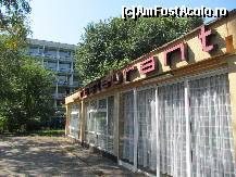 [P15] Hotel Restaurant Mioriţa... Pare pustiu, dar nu e chiar aşa... Nu era încă ora mesei... Fotograful a contemplat, însă, după 31 ani, locul în care servise masa atunci, alături de turiştii germani... Ce să spun? ... Mahlzeit!...  » foto by Neptunus
 - 
<span class="allrVoted glyphicon glyphicon-heart hidden" id="av483230"></span>
<a class="m-l-10 hidden" id="sv483230" onclick="voting_Foto_DelVot(,483230,5218)" role="button">șterge vot <span class="glyphicon glyphicon-remove"></span></a>
<a id="v9483230" class=" c-red"  onclick="voting_Foto_SetVot(483230)" role="button"><span class="glyphicon glyphicon-heart-empty"></span> <b>LIKE</b> = Votează poza</a> <img class="hidden"  id="f483230W9" src="/imagini/loader.gif" border="0" /><span class="AjErrMes hidden" id="e483230ErM"></span>