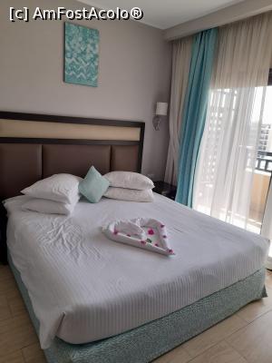 [P02] Camera a doua, cu un pat king size, tv, balcon cu vedere la mare. &Icirc;ntre cele două camere e un fel de hol cu uşa de la baie, oglindă, dulap. » foto by Eric s mom
 - 
<span class="allrVoted glyphicon glyphicon-heart hidden" id="av1294714"></span>
<a class="m-l-10 hidden" id="sv1294714" onclick="voting_Foto_DelVot(,1294714,5248)" role="button">șterge vot <span class="glyphicon glyphicon-remove"></span></a>
<a id="v91294714" class=" c-red"  onclick="voting_Foto_SetVot(1294714)" role="button"><span class="glyphicon glyphicon-heart-empty"></span> <b>LIKE</b> = Votează poza</a> <img class="hidden"  id="f1294714W9" src="/imagini/loader.gif" border="0" /><span class="AjErrMes hidden" id="e1294714ErM"></span>