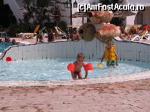 [P01] La Sandra Club, in timp ce unii erau la piscina, altii isi mutau bagajele . » foto by iuliagh
 - 
<span class="allrVoted glyphicon glyphicon-heart hidden" id="av60192"></span>
<a class="m-l-10 hidden" id="sv60192" onclick="voting_Foto_DelVot(,60192,5290)" role="button">șterge vot <span class="glyphicon glyphicon-remove"></span></a>
<a id="v960192" class=" c-red"  onclick="voting_Foto_SetVot(60192)" role="button"><span class="glyphicon glyphicon-heart-empty"></span> <b>LIKE</b> = Votează poza</a> <img class="hidden"  id="f60192W9" src="/imagini/loader.gif" border="0" /><span class="AjErrMes hidden" id="e60192ErM"></span>