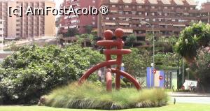 [P05] Monumentul intitulat ,,Escultura de abrazos” aflat într-o ,,rotondă” la intersecția dintre Avenida Las Palmeras și Avenida del Atlantico fiind ușor de reperat în drum spre stația Teleferico Benalmadena. » foto by ovidiuyepi
 - 
<span class="allrVoted glyphicon glyphicon-heart hidden" id="av1536654"></span>
<a class="m-l-10 hidden" id="sv1536654" onclick="voting_Foto_DelVot(,1536654,5385)" role="button">șterge vot <span class="glyphicon glyphicon-remove"></span></a>
<a id="v91536654" class=" c-red"  onclick="voting_Foto_SetVot(1536654)" role="button"><span class="glyphicon glyphicon-heart-empty"></span> <b>LIKE</b> = Votează poza</a> <img class="hidden"  id="f1536654W9" src="/imagini/loader.gif" border="0" /><span class="AjErrMes hidden" id="e1536654ErM"></span>