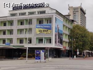 [P34] Hotel Odessa, vis a vis de intrarea principală în parc și un mesaj de tristă actualitate » foto by crismis
 - 
<span class="allrVoted glyphicon glyphicon-heart hidden" id="av1342617"></span>
<a class="m-l-10 hidden" id="sv1342617" onclick="voting_Foto_DelVot(,1342617,5424)" role="button">șterge vot <span class="glyphicon glyphicon-remove"></span></a>
<a id="v91342617" class=" c-red"  onclick="voting_Foto_SetVot(1342617)" role="button"><span class="glyphicon glyphicon-heart-empty"></span> <b>LIKE</b> = Votează poza</a> <img class="hidden"  id="f1342617W9" src="/imagini/loader.gif" border="0" /><span class="AjErrMes hidden" id="e1342617ErM"></span>