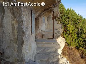 [P25] Prispa îngustă de piatră care permite accesul în chilia lui Ambrozie. Nu vă recomand să urcați acolo dacă aveți rău de înălțime!  » foto by Floryn81
 - 
<span class="allrVoted glyphicon glyphicon-heart hidden" id="av1049315"></span>
<a class="m-l-10 hidden" id="sv1049315" onclick="voting_Foto_DelVot(,1049315,5439)" role="button">șterge vot <span class="glyphicon glyphicon-remove"></span></a>
<a id="v91049315" class=" c-red"  onclick="voting_Foto_SetVot(1049315)" role="button"><span class="glyphicon glyphicon-heart-empty"></span> <b>LIKE</b> = Votează poza</a> <img class="hidden"  id="f1049315W9" src="/imagini/loader.gif" border="0" /><span class="AjErrMes hidden" id="e1049315ErM"></span>